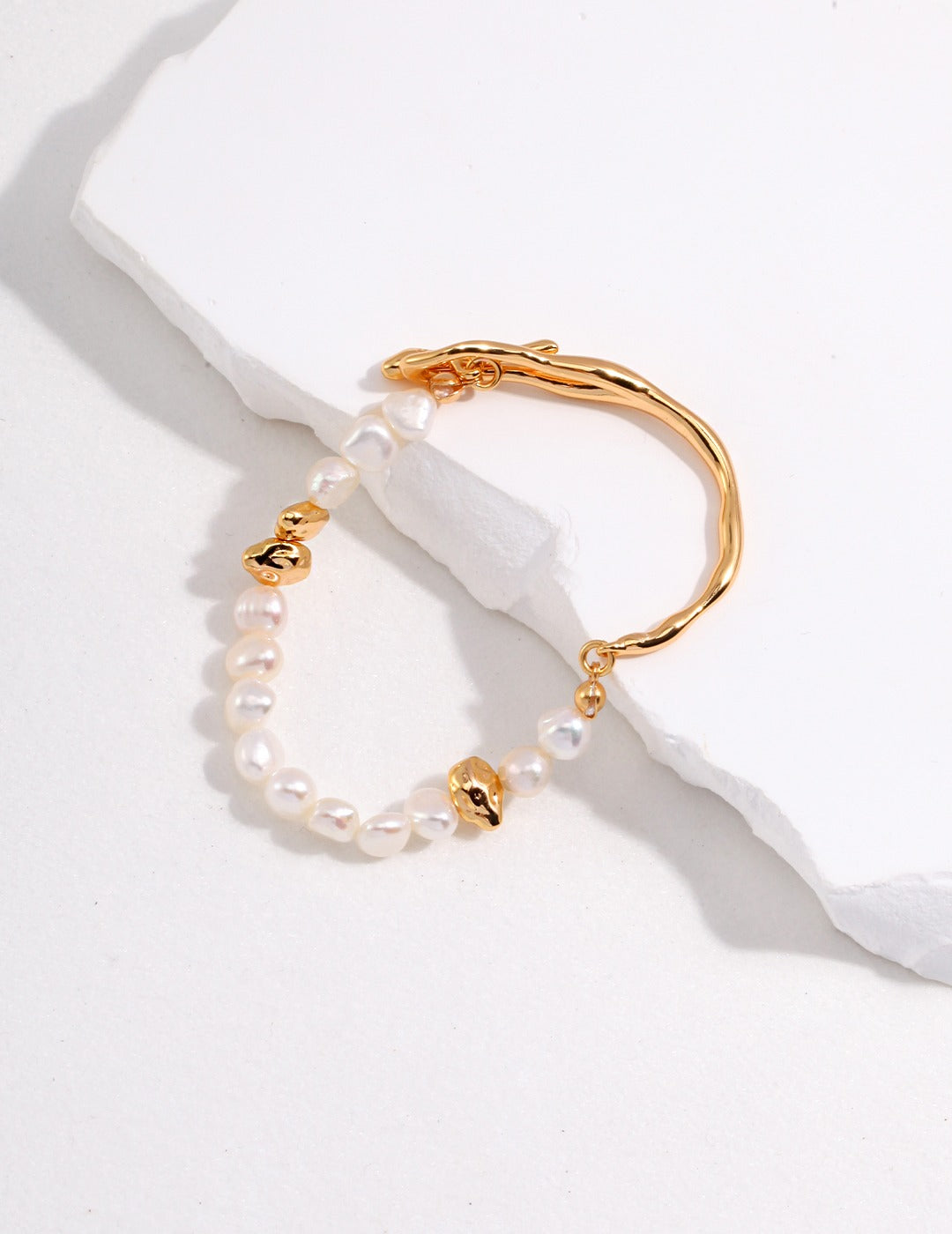 Bracelet Pearls in Motion
