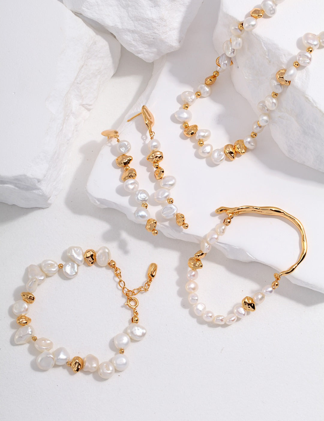 Bracelet Pearls in Motion