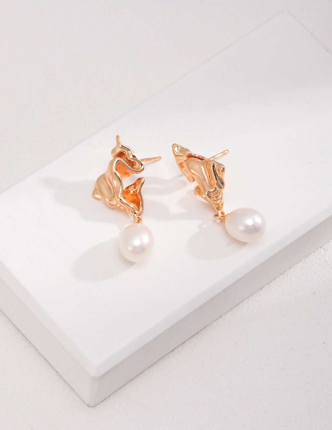 Crumpled leaves pearl earrings