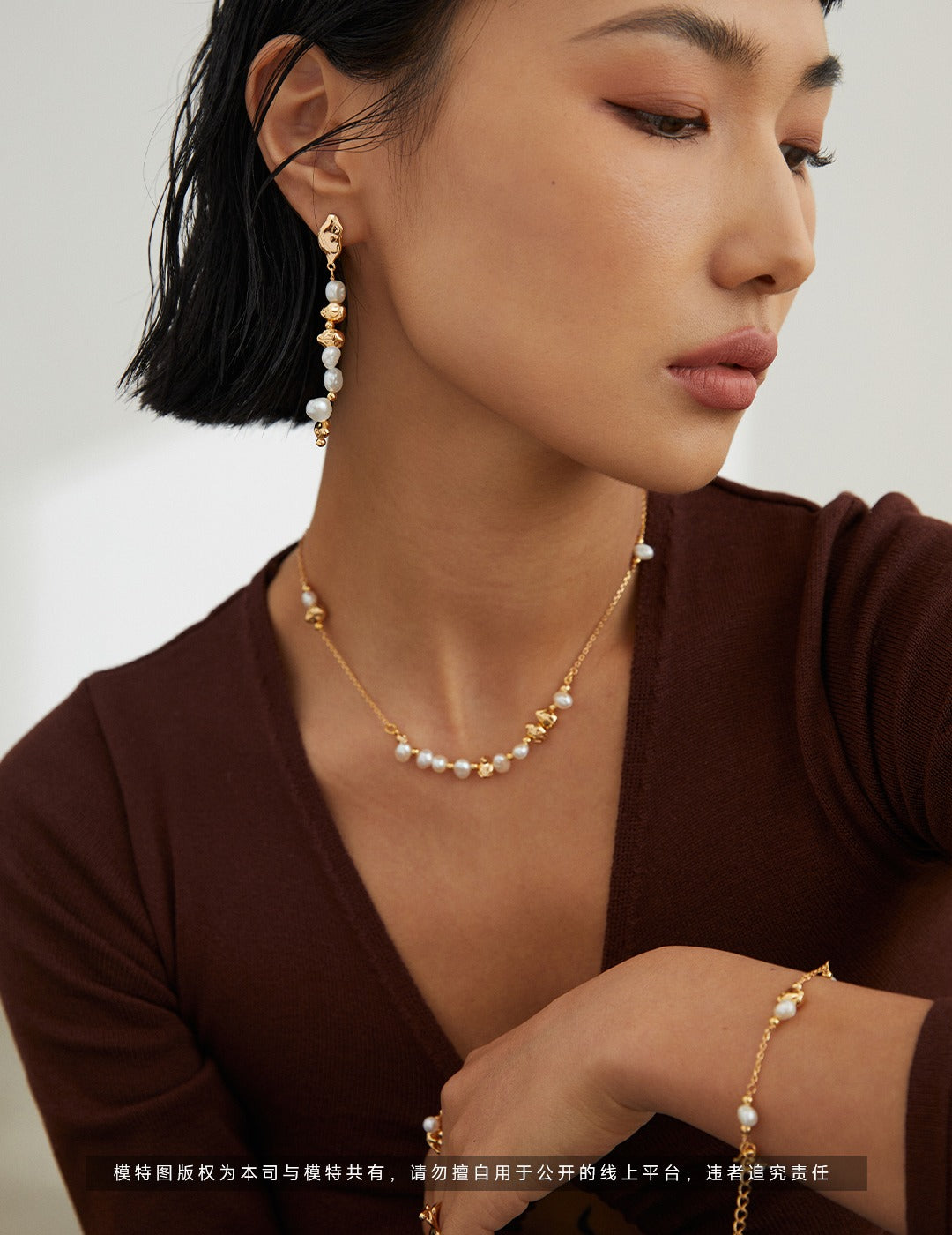 Collier Pearls in Motion